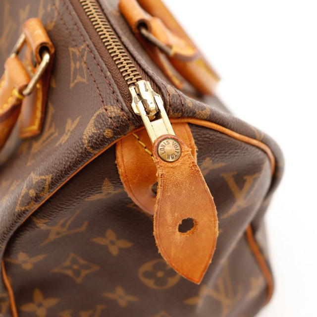 Détail anses et attaches vachette patine caramel Louis Vuitton Speedy 25 — AMANA Vintage
