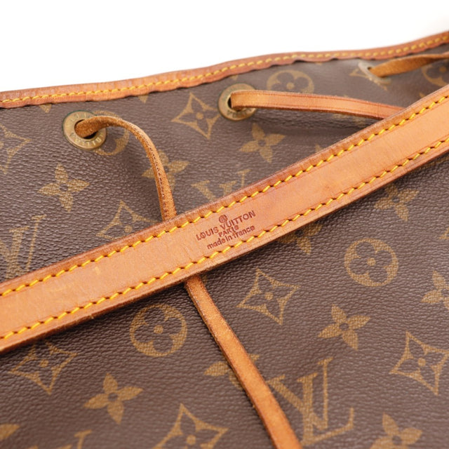 Détail de la boucle Louis Vuitton Noé cuir vachette occasion authentique — AMANA Vintage