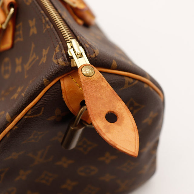 Détail tirette cuir Louis Vuitton Speedy 35 cadenas — AMANA Vintage