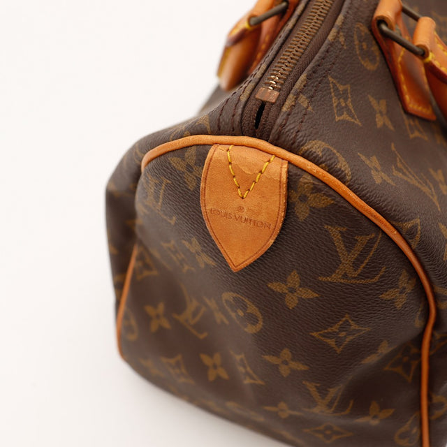 Détail garniture cuir signée Louis Vuitton Speedy 30 — AMANA Vintage