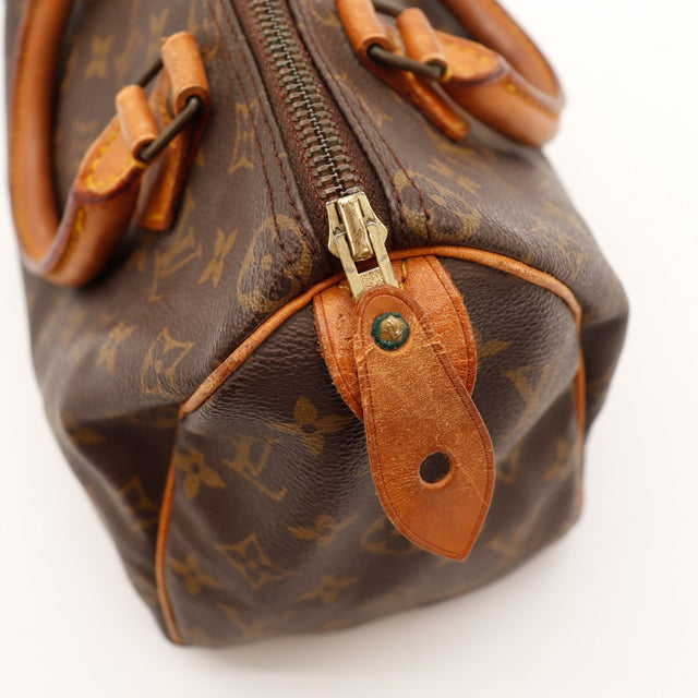 Détail fermeture éclair et languette cadenas Louis Vuitton Speedy 25 — AMANA Vintage