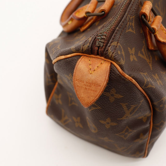 Détail tab cuir vachette signature Louis Vuitton Speedy 25 — AMANA Vintage