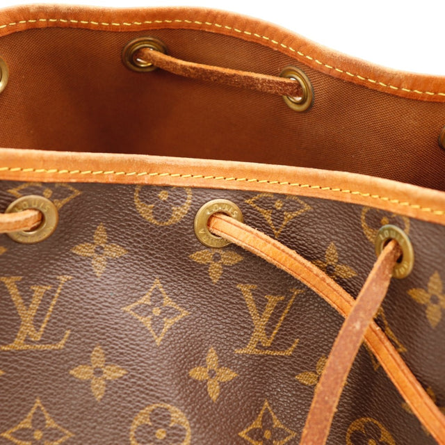Détail du renfort latéral Louis Vuitton Noé Toile Monogramme occasion authentique — AMANA Vintage