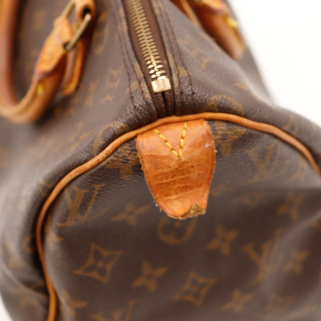 Detail tab cuir vachette patine Louis Vuitton Speedy 30 — AMANA Vintage