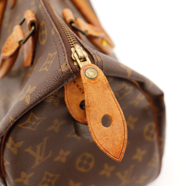 Détail cadenas LV oxydé Louis Vuitton Speedy 30 Monogram — AMANA Vintage