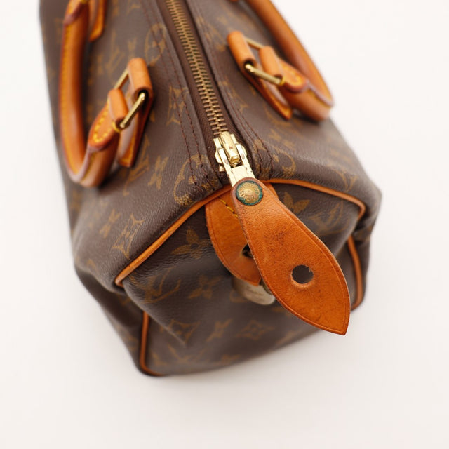 Détail tirette en cuir et fermeture éclair Louis Vuitton Speedy 25 — AMANA Vintage