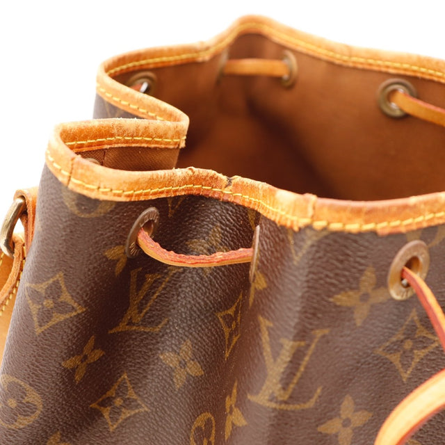 Détail d'un coin inférieur gauche Louis Vuitton Noé Toile Monogramme occasion authentique — AMANA Vintage
