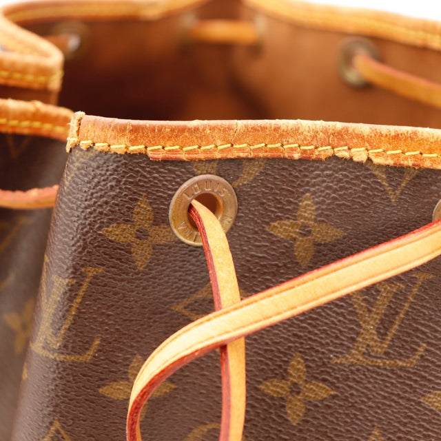 Détail d'un coin inférieur droit Louis Vuitton Noé Toile Monogramme occasion authentique — AMANA Vintage
