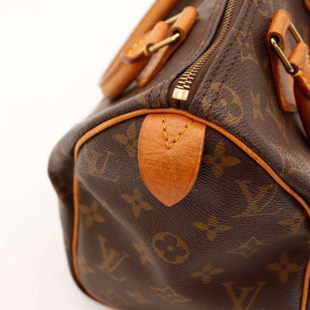 Détail garniture cuir vachette estampillée Louis Vuitton Paris Speedy 25 — AMANA Vintage