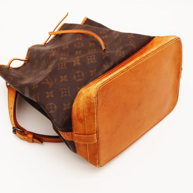 Détail de la bandoulière Louis Vuitton Noé cuir vachette occasion authentique — AMANA Vintage