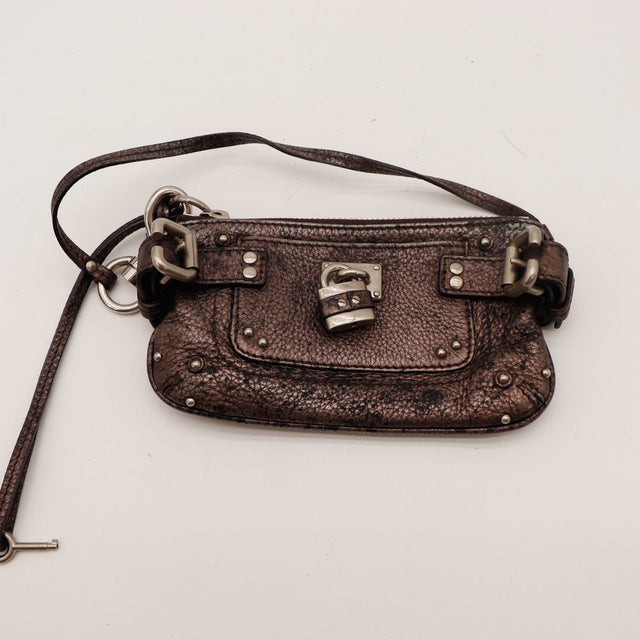 Pochette Chloé Paddington posée à plat avec lanière — AMANA Vintage