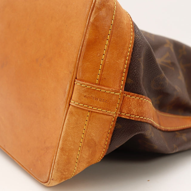 Détail de la fermeture coulissante Louis Vuitton Noé Toile Monogramme occasion authentique — AMANA Vintage
