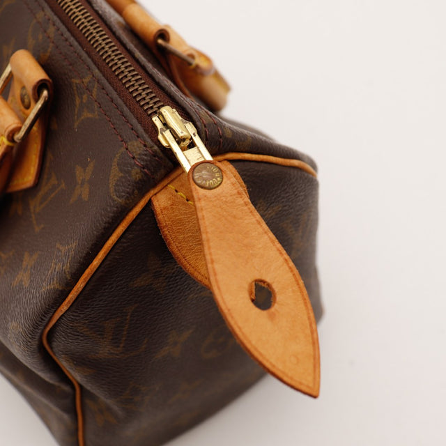 Détail languette cadenas cuir vachette Louis Vuitton Speedy 30 — AMANA Vintage
