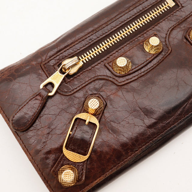 Detail quincaillerie doree zip et rivets portefeuille Balenciaga marron — AMANA Vintage
