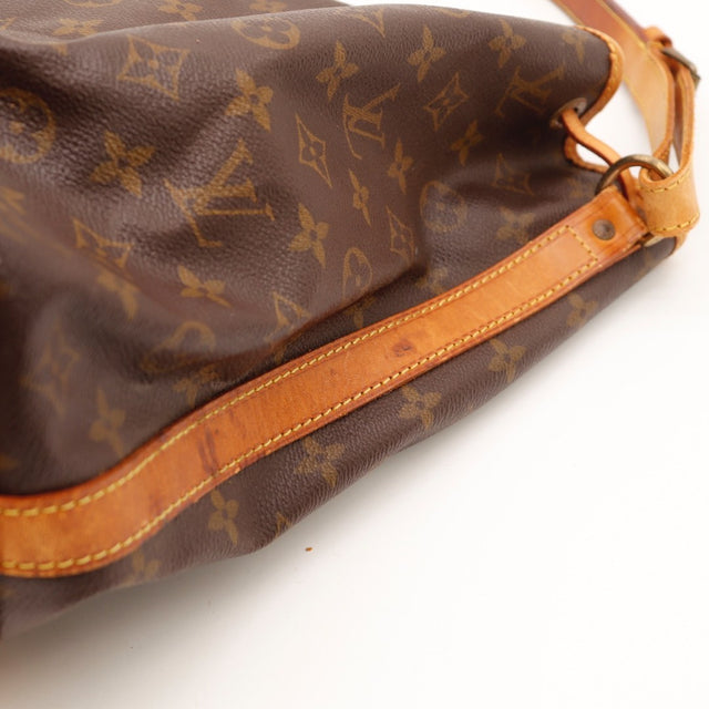 Détail de l'argenterie Louis Vuitton Noé Toile Monogramme occasion authentique — AMANA Vintage