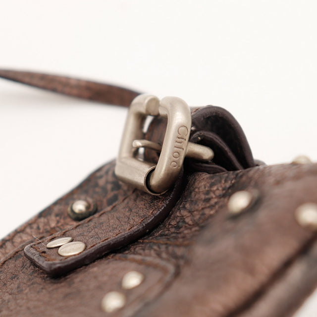 Détail boucle signée Chloé sur pochette Paddington — AMANA Vintage