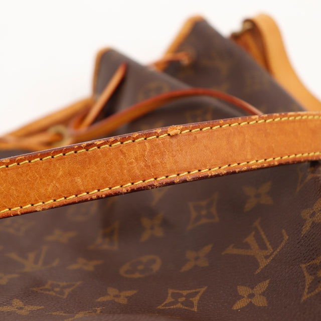 Détail de la boucle de bandoulière Louis Vuitton Noé Marron occasion authentique — AMANA Vintage