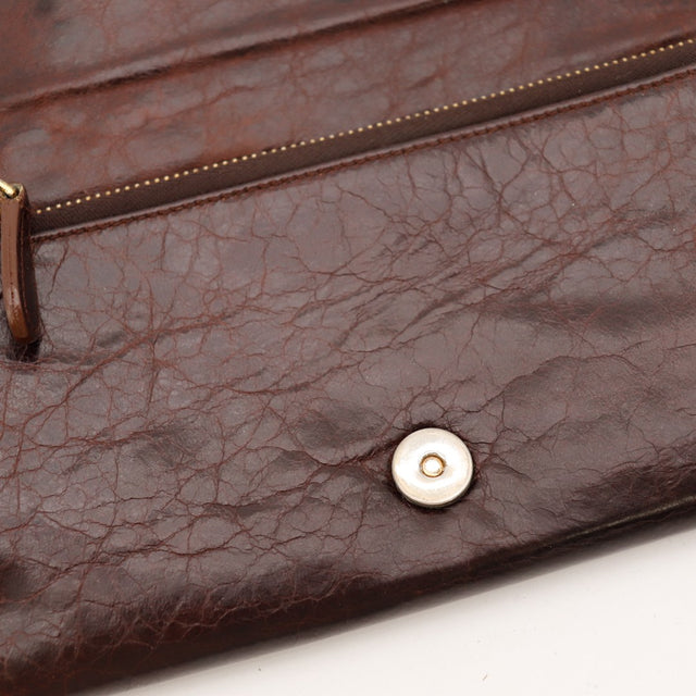 Detail coin et bord portefeuille Balenciaga cuir marron usure visible — AMANA Vintage