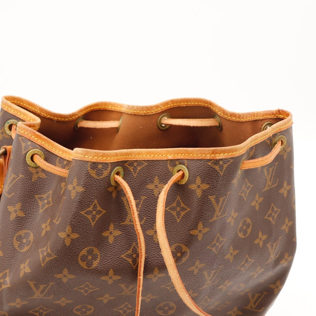 Détail de la patine Louis Vuitton Noé cuir vachette caramel occasion authentique — AMANA Vintage
