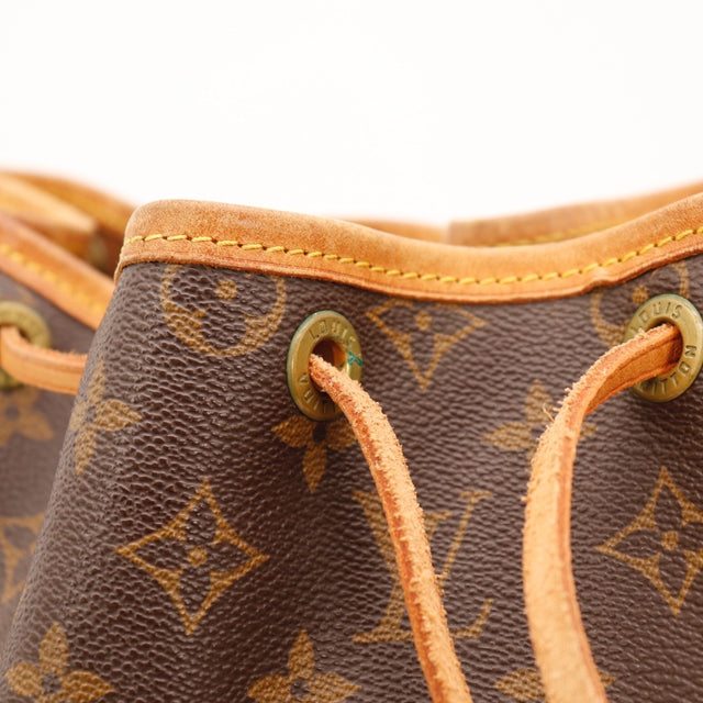 Détail des coins inférieurs Louis Vuitton Noé Toile Monogramme occasion authentique — AMANA Vintage