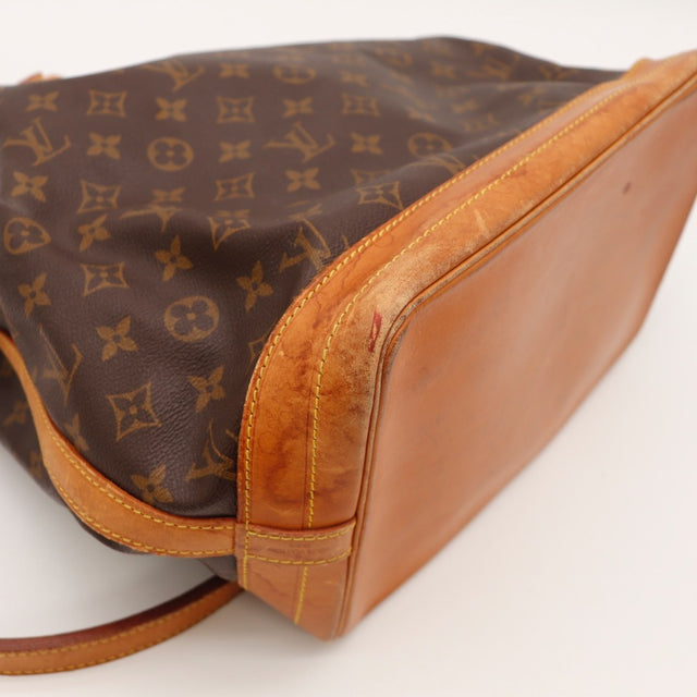Détail de la bandoulière Louis Vuitton Noé cuir vachette occasion authentique — AMANA Vintage