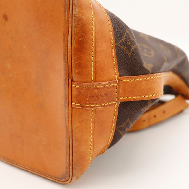 Détail des œillets Louis Vuitton Noé Toile Monogramme occasion authentique — AMANA Vintage
