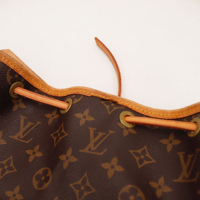 Détail de la ficelle coulissante Louis Vuitton Noé cuir vachette occasion authentique — AMANA Vintage