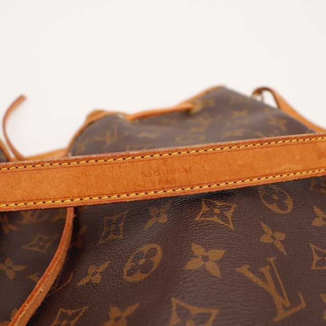 Détail de la bordure supérieure Louis Vuitton Noé Toile Monogramme occasion authentique — AMANA Vintage