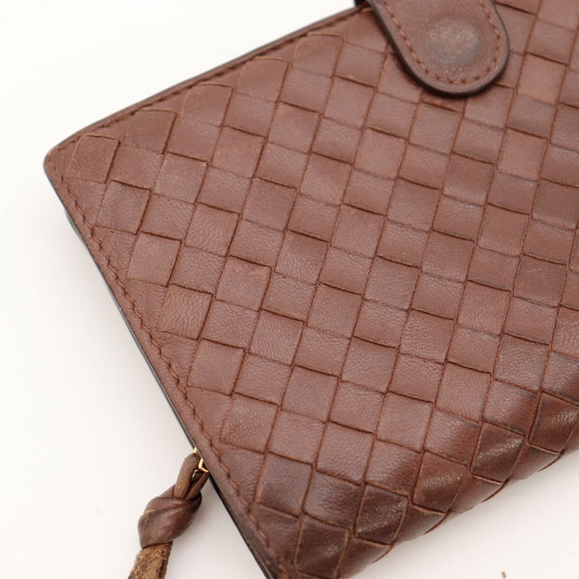 Détail coin portefeuille Bottega Veneta Intrecciato tressage cuir marron — AMANA Vintage