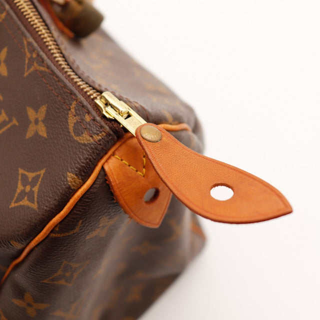 Détail tirette en cuir vachette Louis Vuitton Speedy 35 zip doré — AMANA Vintage
