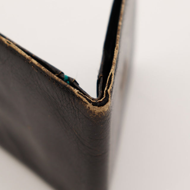 Detail tranche portefeuille Courreges usure cuir noir occasion — AMANA Vintage