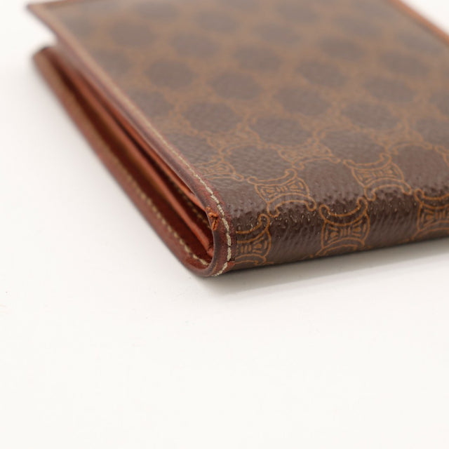 Detail coin inferieur portefeuille Celine Macadam toile enduite marron — AMANA Vintage