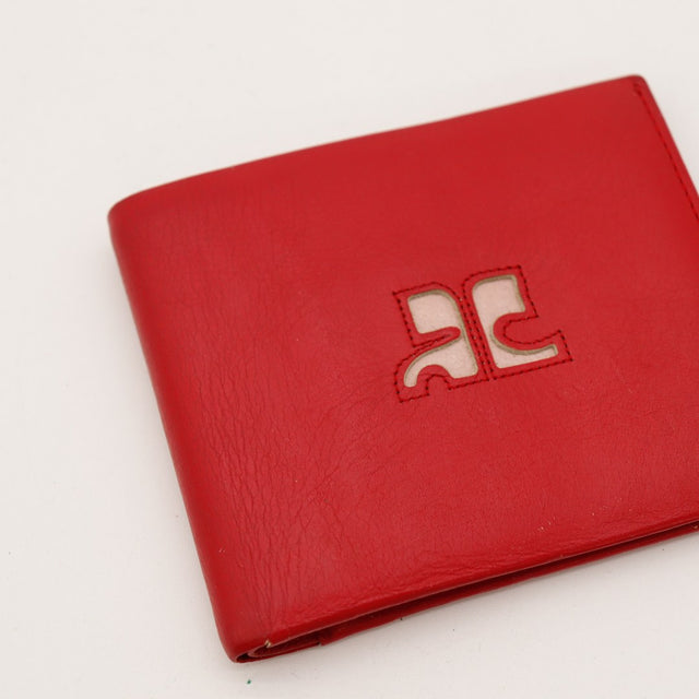 Détail cuir extérieur portefeuille Courrèges rouge logo découpé gros plan — AMANA Vintage