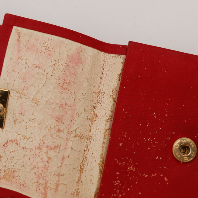 Détail intérieur portefeuille Courrèges revêtement craquelé taches roses — AMANA Vintage