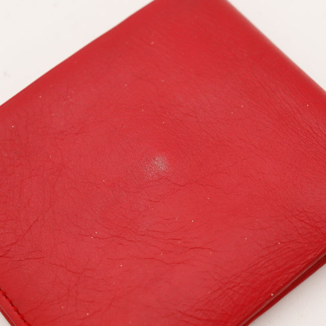 Détail dos portefeuille Courrèges rouge cuir lisse gros plan — AMANA Vintage