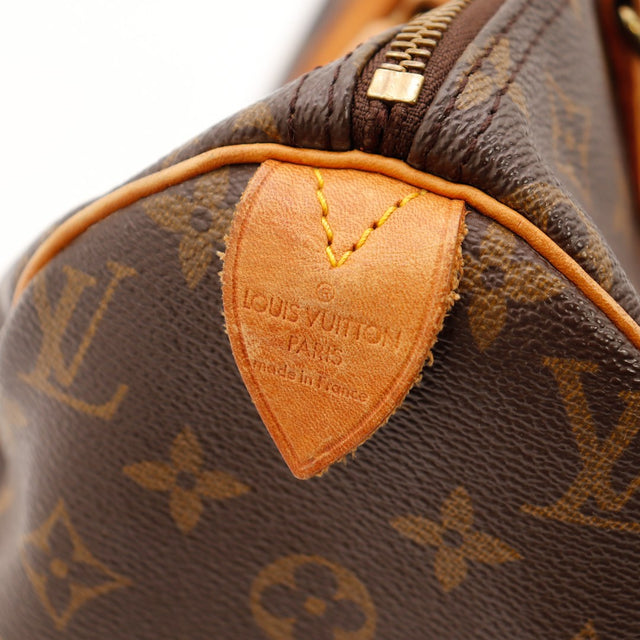 Détail languette tab cuir vachette Louis Vuitton Speedy 30 — AMANA Vintage
