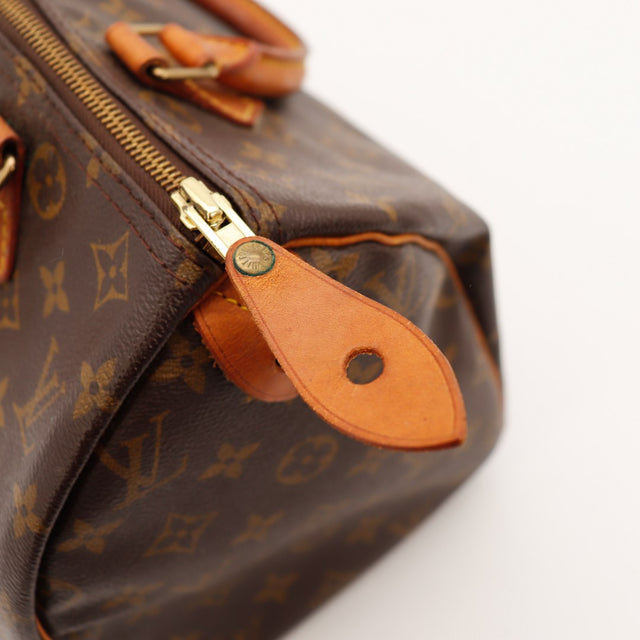 Détail tirette cuir vachette Louis Vuitton Speedy 30 — AMANA Vintage