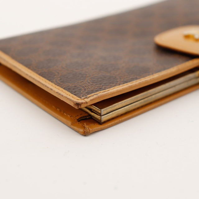 Detail cadre monnaie interieur portefeuille Celine Macadam plaquage use — AMANA Vintage