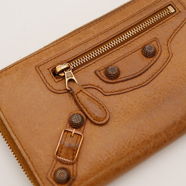 Detail zip et rivets portefeuille Continental Balenciaga camel — AMANA Vintage