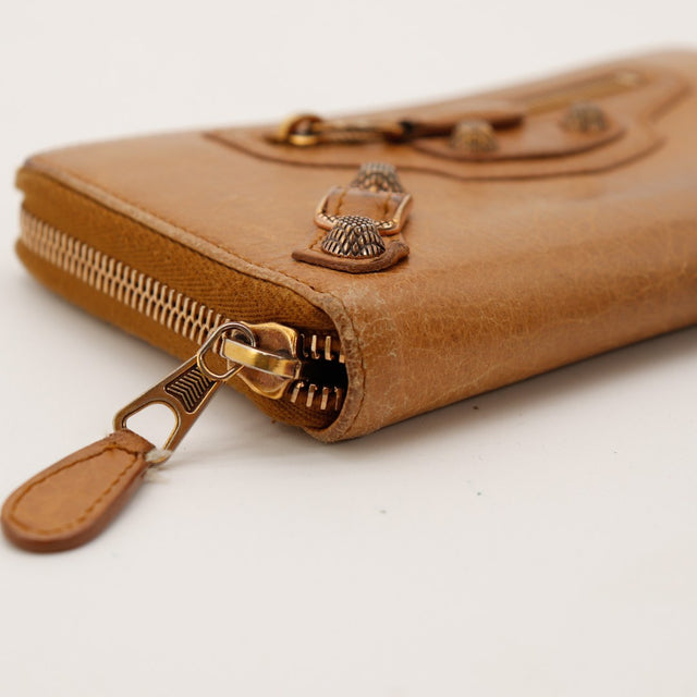 Detail curseur zip tour portefeuille Balenciaga Continental camel — AMANA Vintage