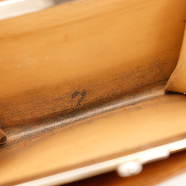 Detail interieur portefeuille Celine Macadam usure cuir assombri occasion — AMANA Vintage