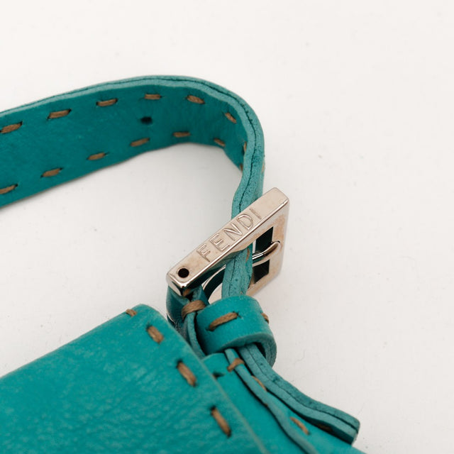 Détail coin cuir turquoise Fendi Baguette Selleria coutures main — AMANA Vintage