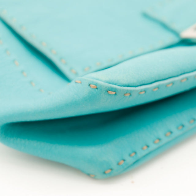 Détail coin inférieur Fendi Mamma Baguette Selleria cuir souple — AMANA Vintage