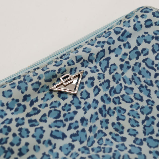 Détail logo triangulaire plaque argentée portefeuille Louis Vuitton Zippy léopard — AMANA Vintage