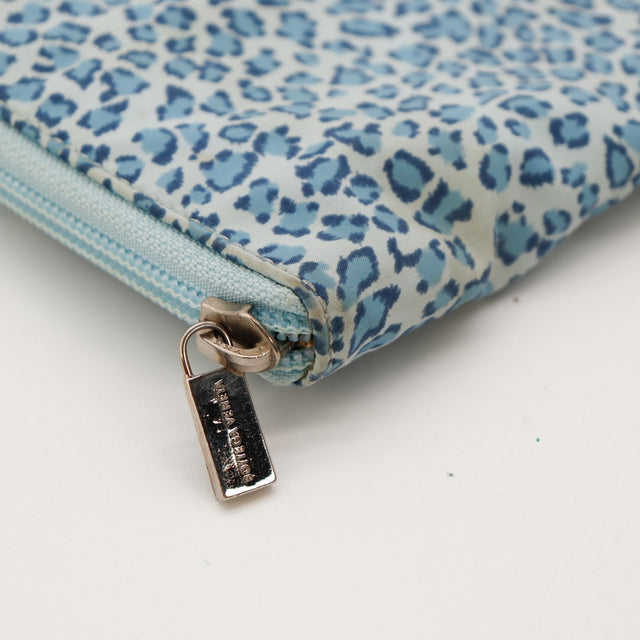 Détail tirette argentée portefeuille Louis Vuitton Zippy léopard bleu — AMANA Vintage
