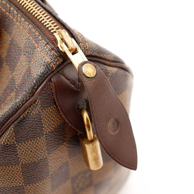 Détail cadenas doré Louis Vuitton Speedy 25 Damier Ébène — AMANA Vintage