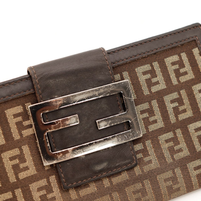 Detail boucle FF Fendi griffures plaquage use gros plan — AMANA Vintage