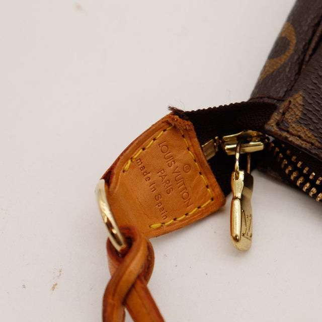 Détail tab en cuir vachette et tirette zip Louis Vuitton Pochette Accessoires — AMANA Vintage