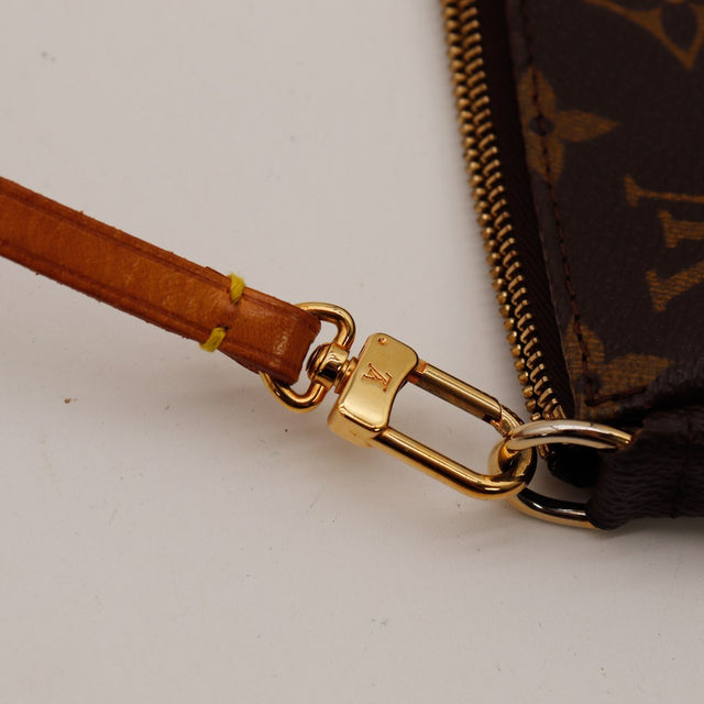 Détail fermoir anse mousqueton doré Louis Vuitton Pochette Accessoires — AMANA Vintage