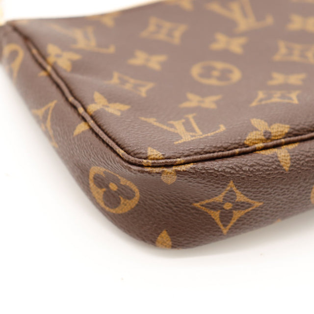 Détail coin inférieur Toile Monogram Louis Vuitton Pochette Accessoires — AMANA Vintage